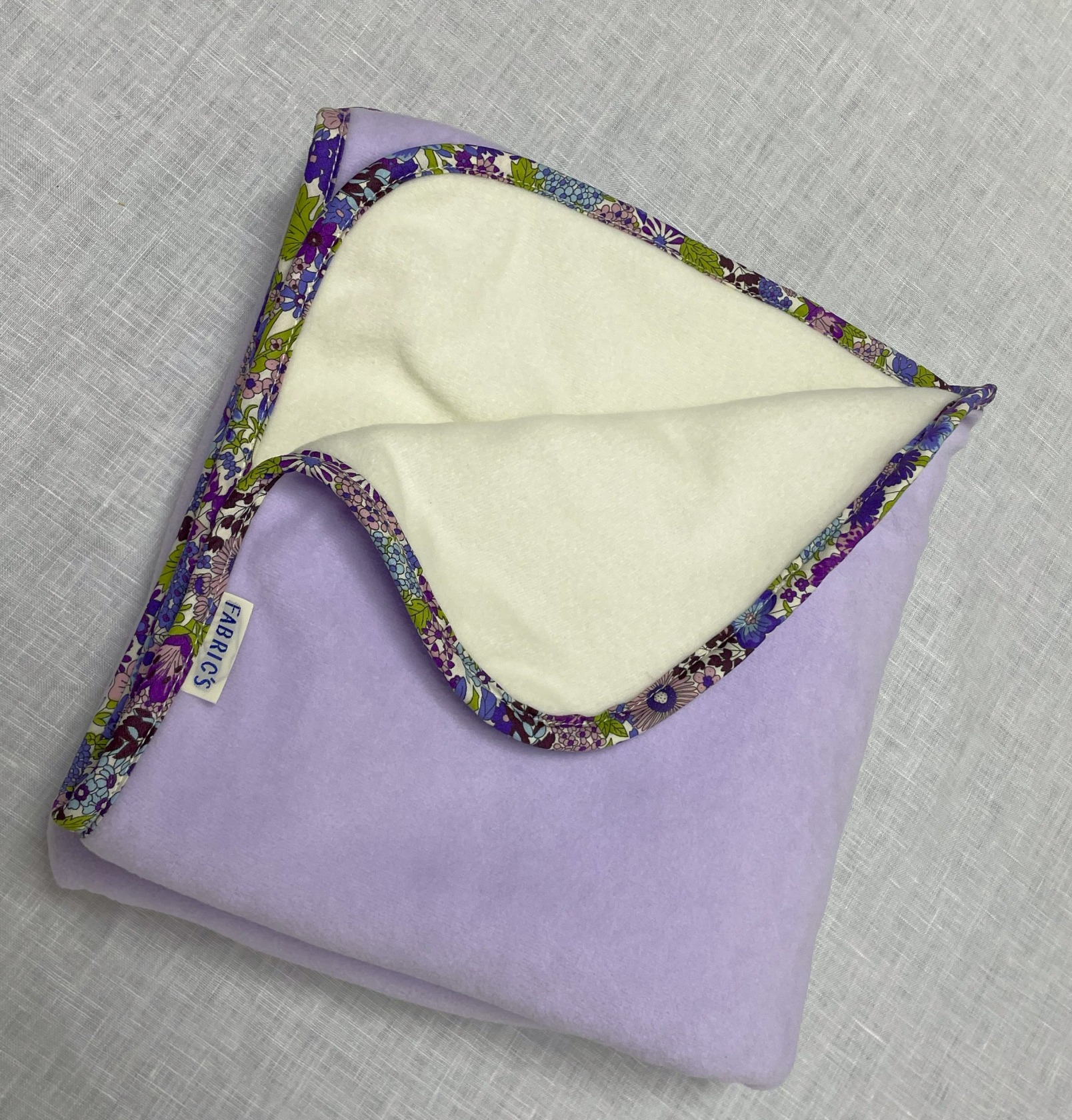 ファブリックスのフリースブランケット　リバティパイピング