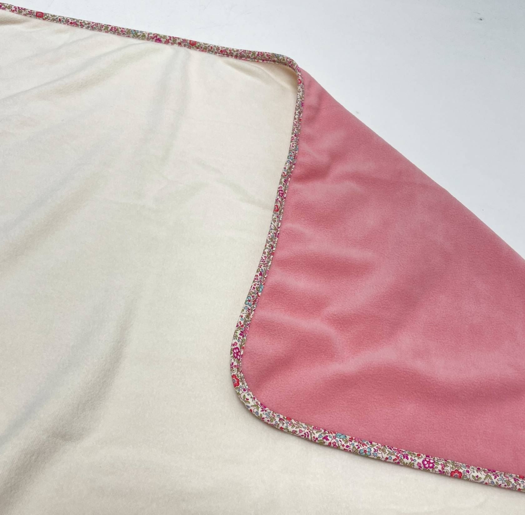 ファブリックスのフリースブランケット　リバティパイピング