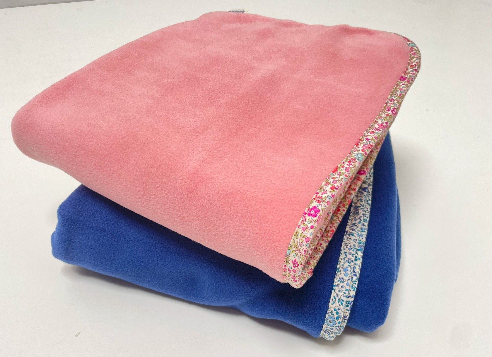 ファブリックスのフリースブランケット　リバティパイピング