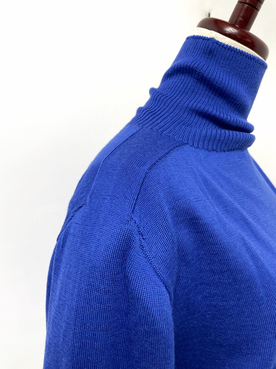 ファブリックスのタートルネックセーター